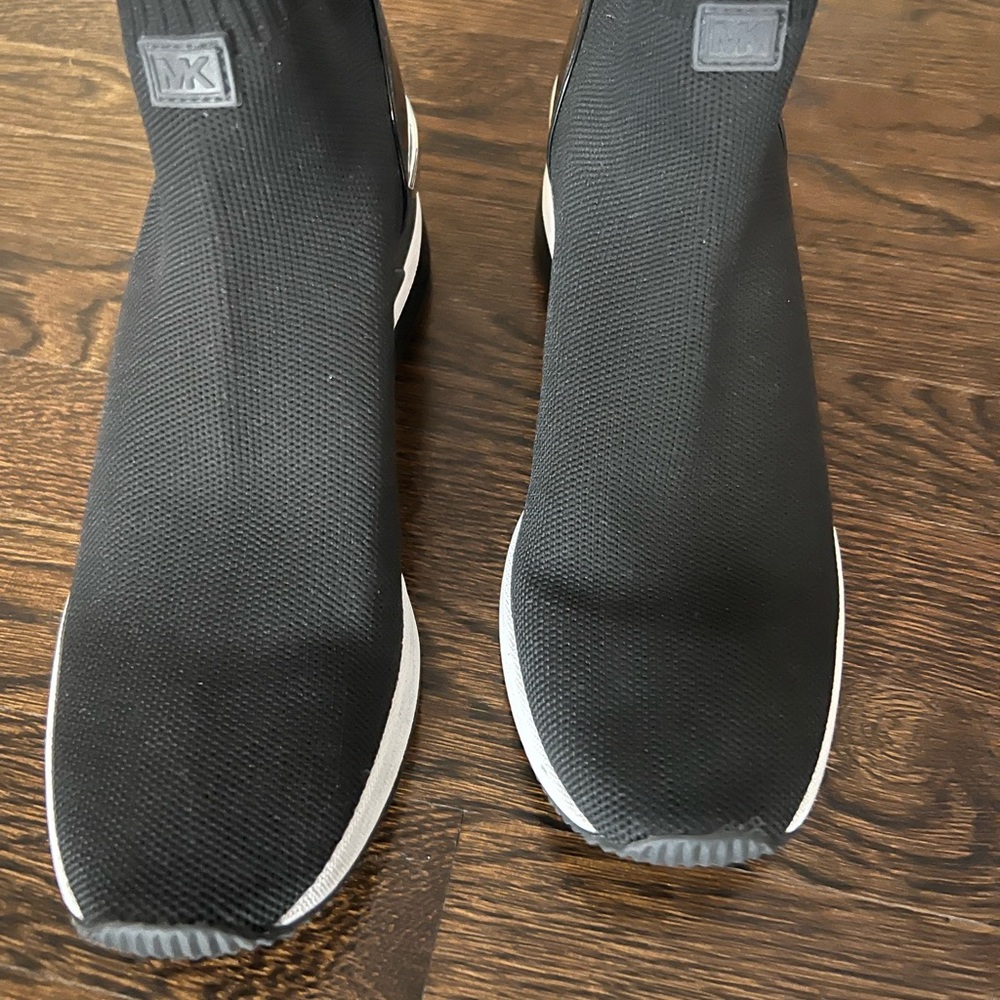 - EUC Michael Kors Skyler size 8.5